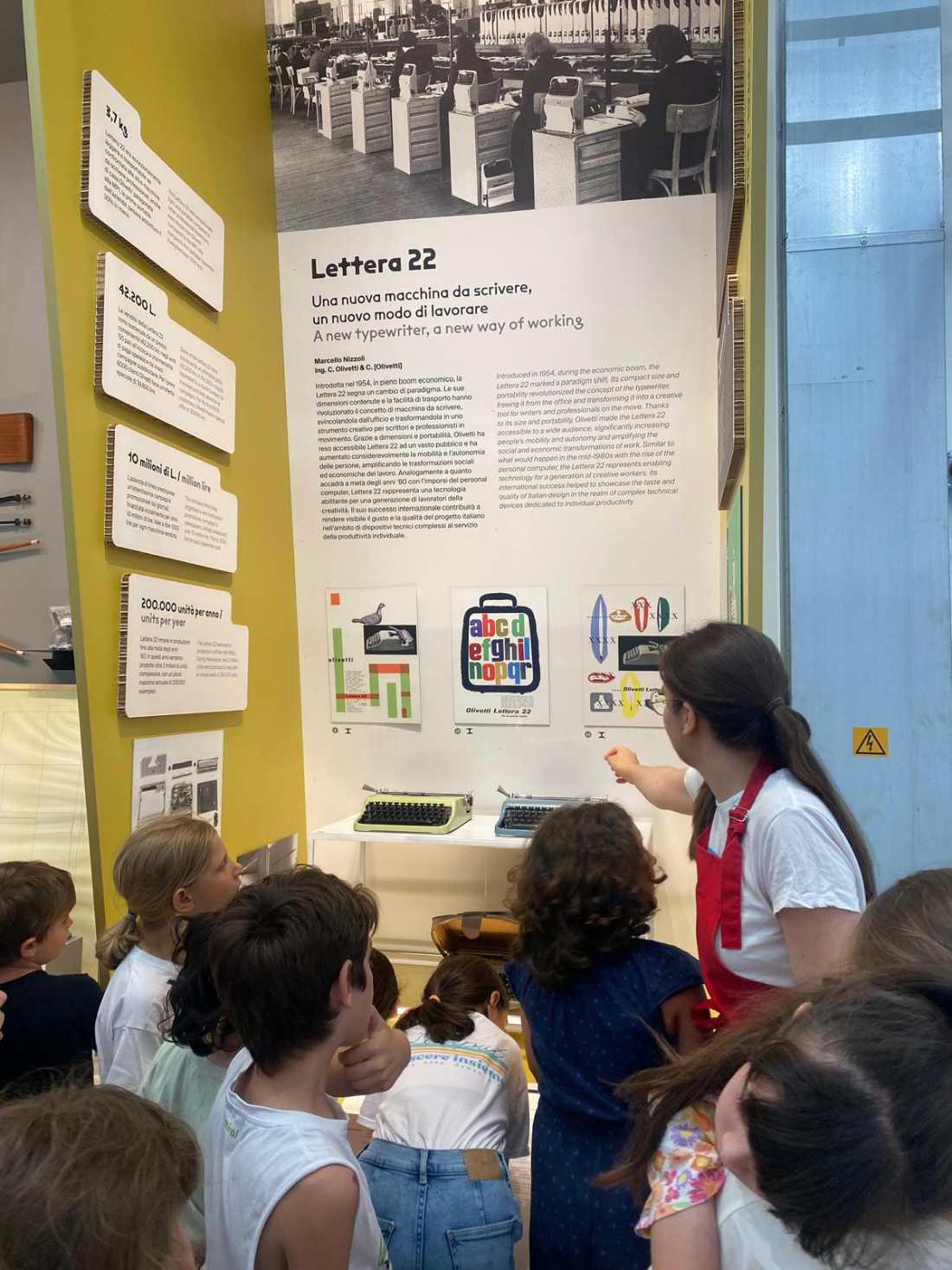 Una classe in visita davanti alla teca della Lettera 22 all'ADI Design Museum