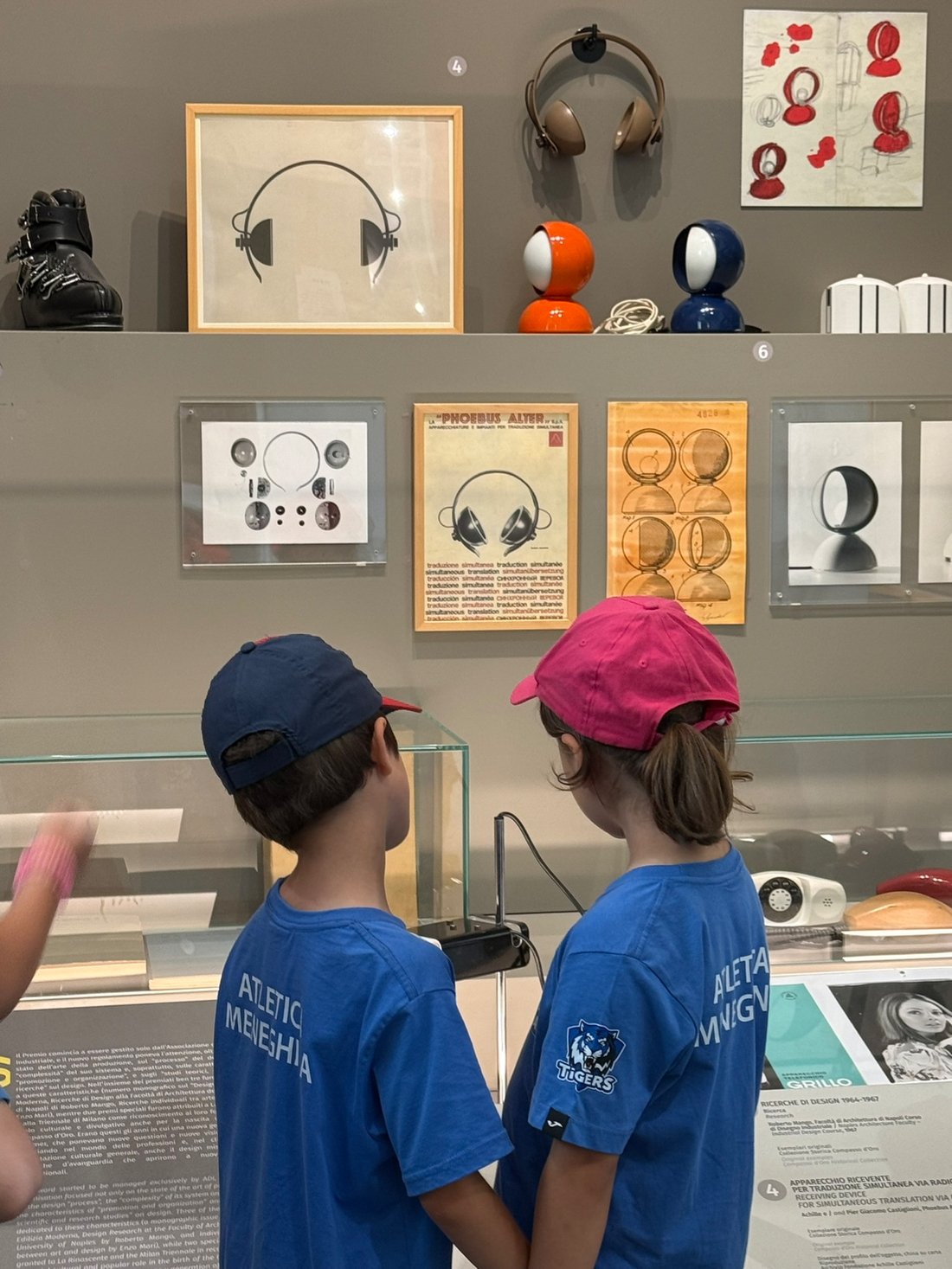 Bambini osservano le teche della collezione Compasso d'Oro durante un laboratorio del fine settimana